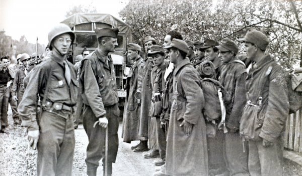 Waffen-SS français présentés au général Leclerc, mai 1945
